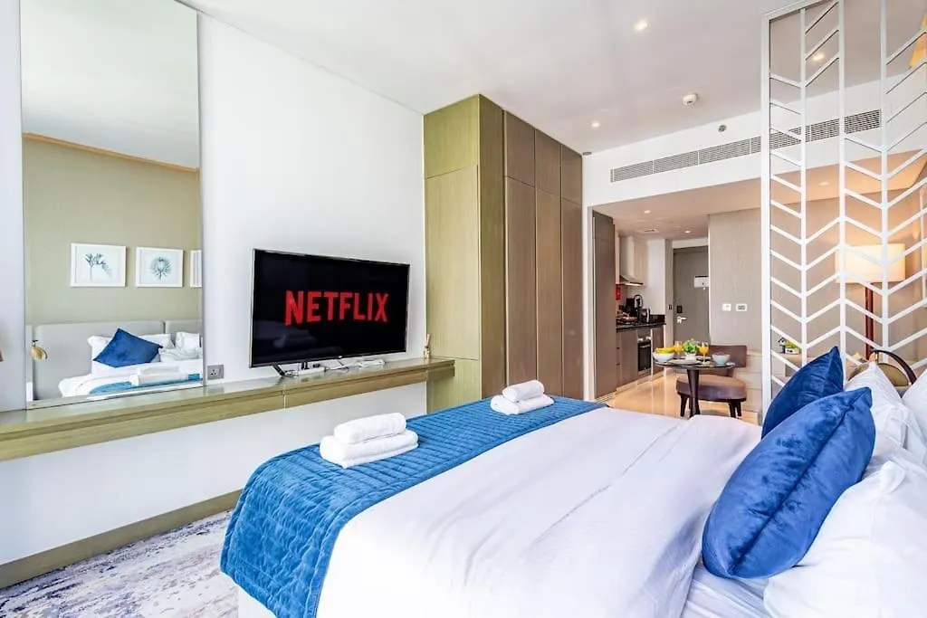 Chic Studio With Balcony - Canal Bay & Pool Views Dubai