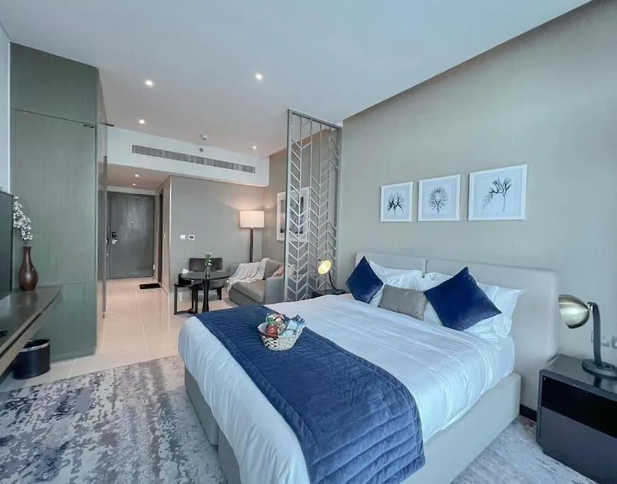 Chic Studio With Balcony - Canal Bay & Pool Views Dubai Apartment