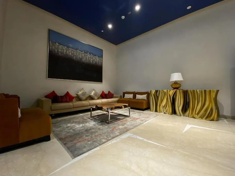 Chic Studio With Balcony - Canal Bay & Pool Views Dubai Apartment
