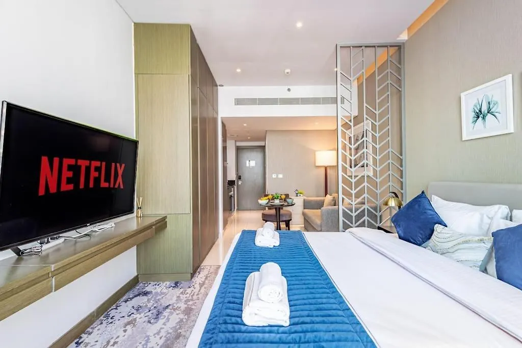 Chic Studio With Balcony - Canal Bay & Pool Views Dubai