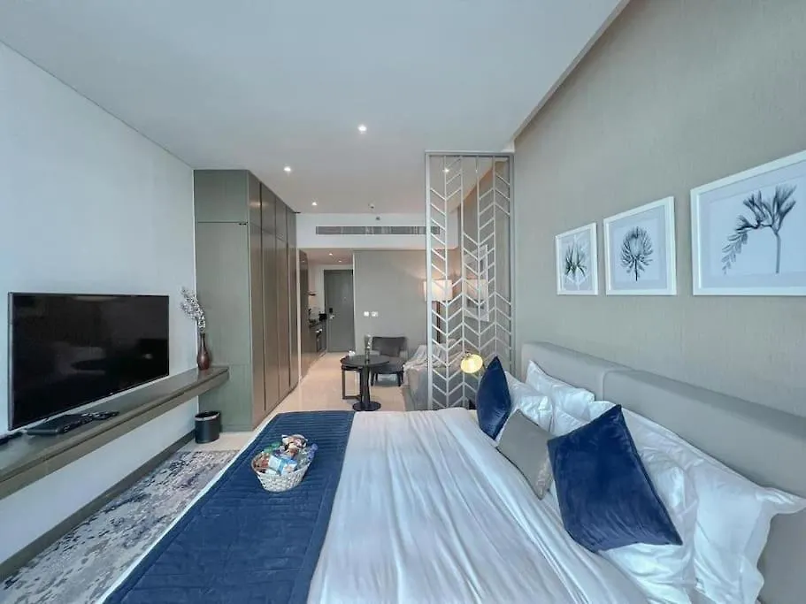 Chic Studio With Balcony - Canal Bay & Pool Views Dubai Apartment